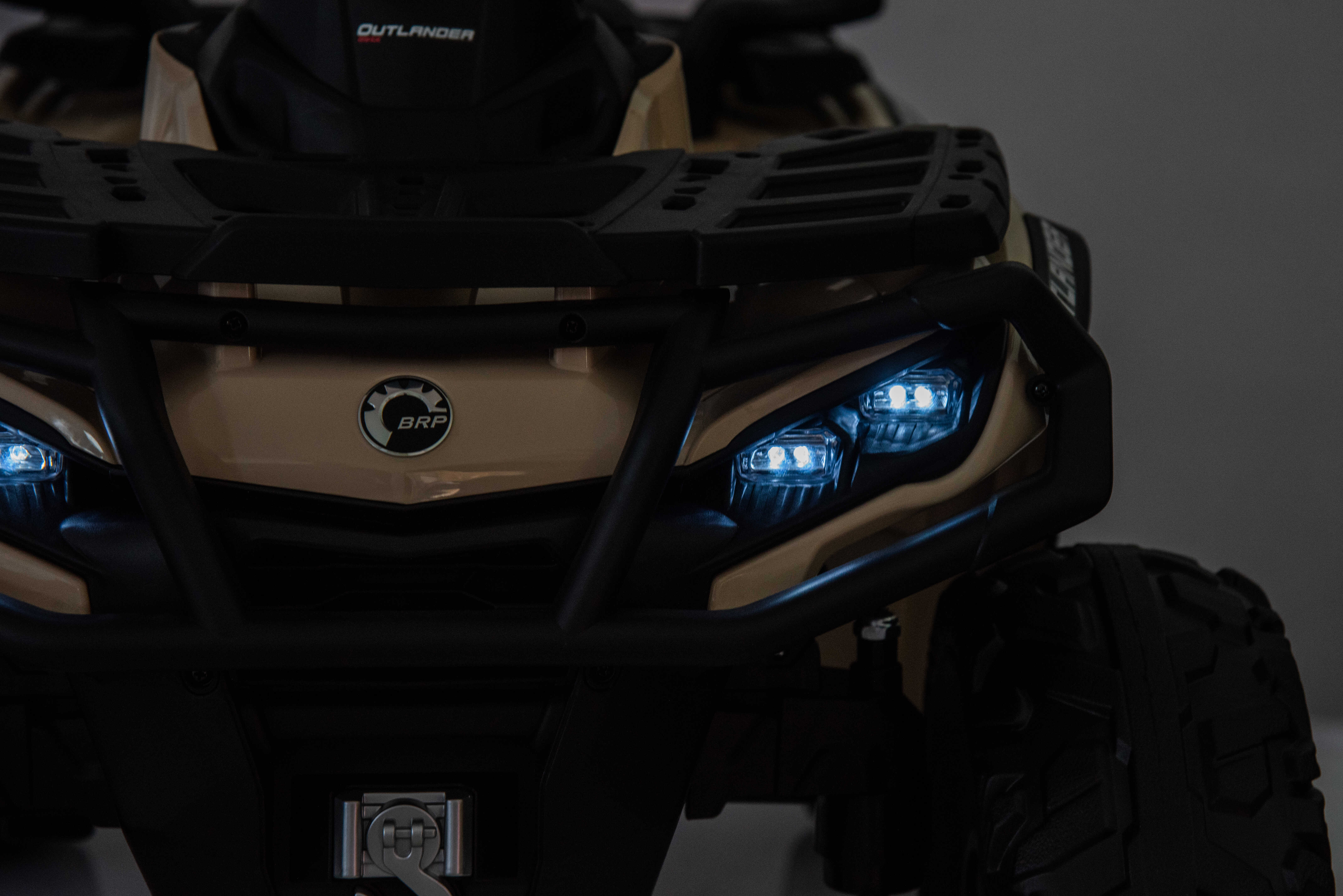 ATV electric copii Can-Am Outlander 24V 4x4 800W Bej, 2 locuri, Bluetooth, roti silentioase, echipare Lux - Autokids.ro - poza 3