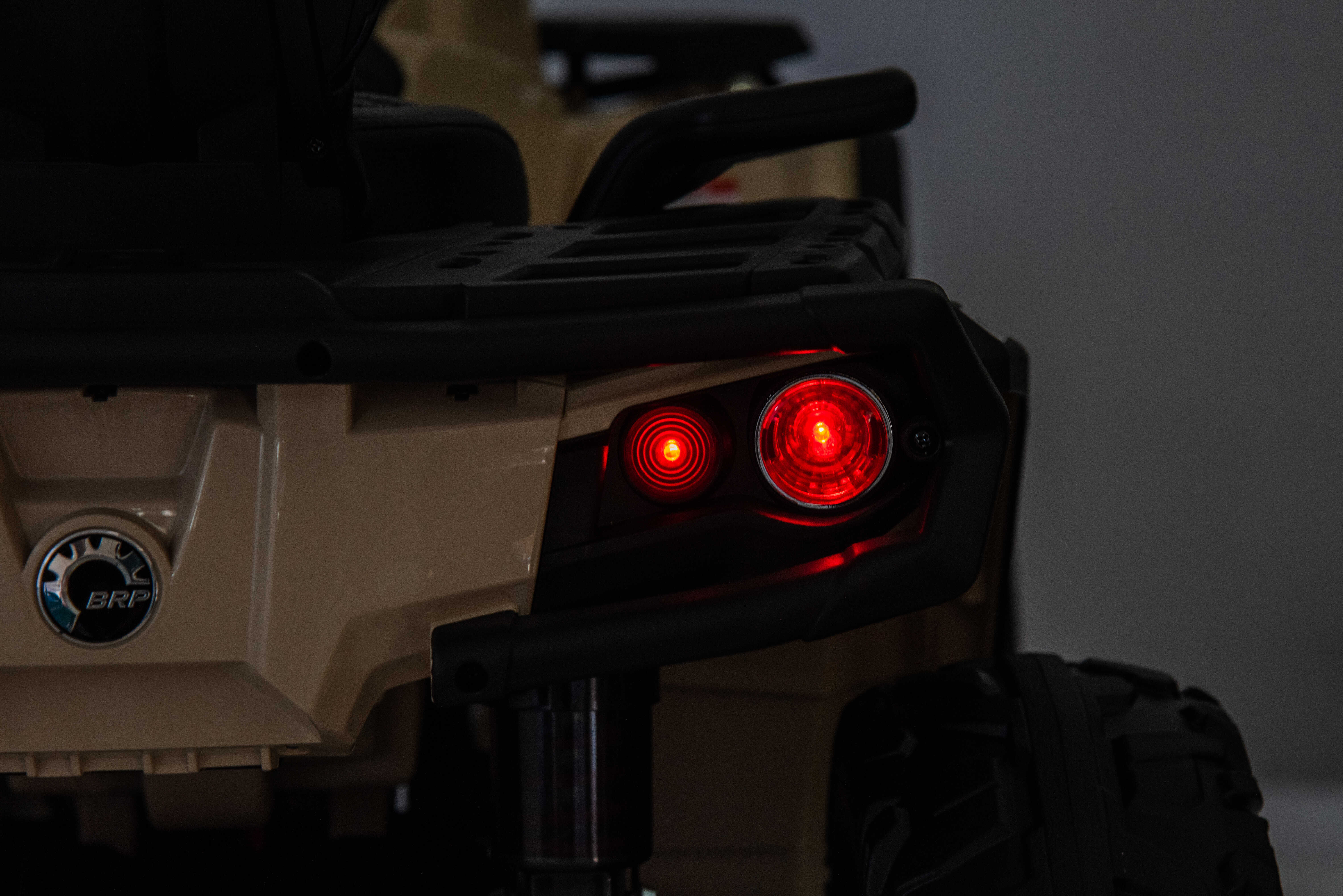 ATV electric copii Can-Am Outlander 24V 4x4 800W Bej, 2 locuri, Bluetooth, roti silentioase, echipare Lux - Autokids.ro - poza 4