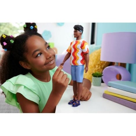 Barbie Papusa Baiat Fashionistas Cu Tricou Cu Dungi Albe Si Portocalii Si Aparate Auditive - poza 3