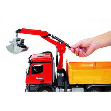 BRUDER - CAMION DE CONSTRUCTII CU MACARA MERCEDES BENZ AROCS SI 2 PALETI - poza 2
