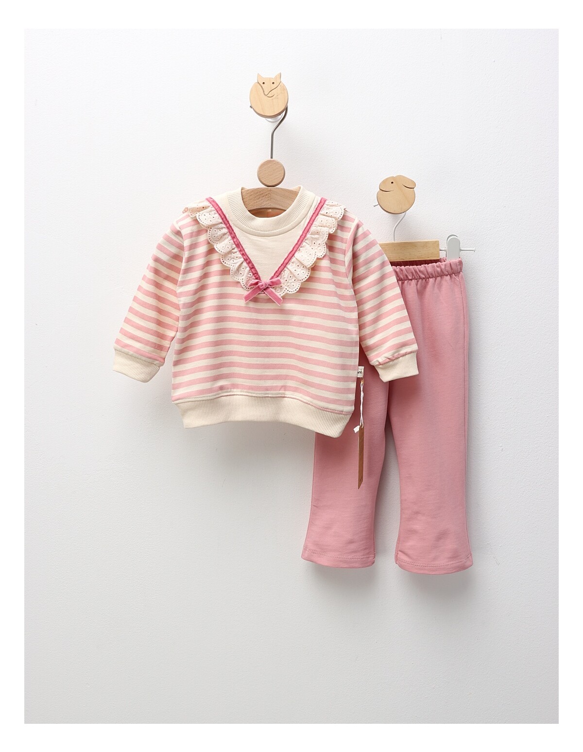 Compleu cu broderie Freya, model cu roz