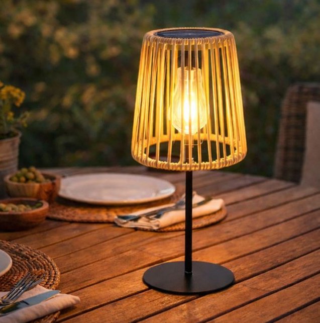 Felinar solar de masa cu bec, rattan si baza metalica, O14x31 cm
