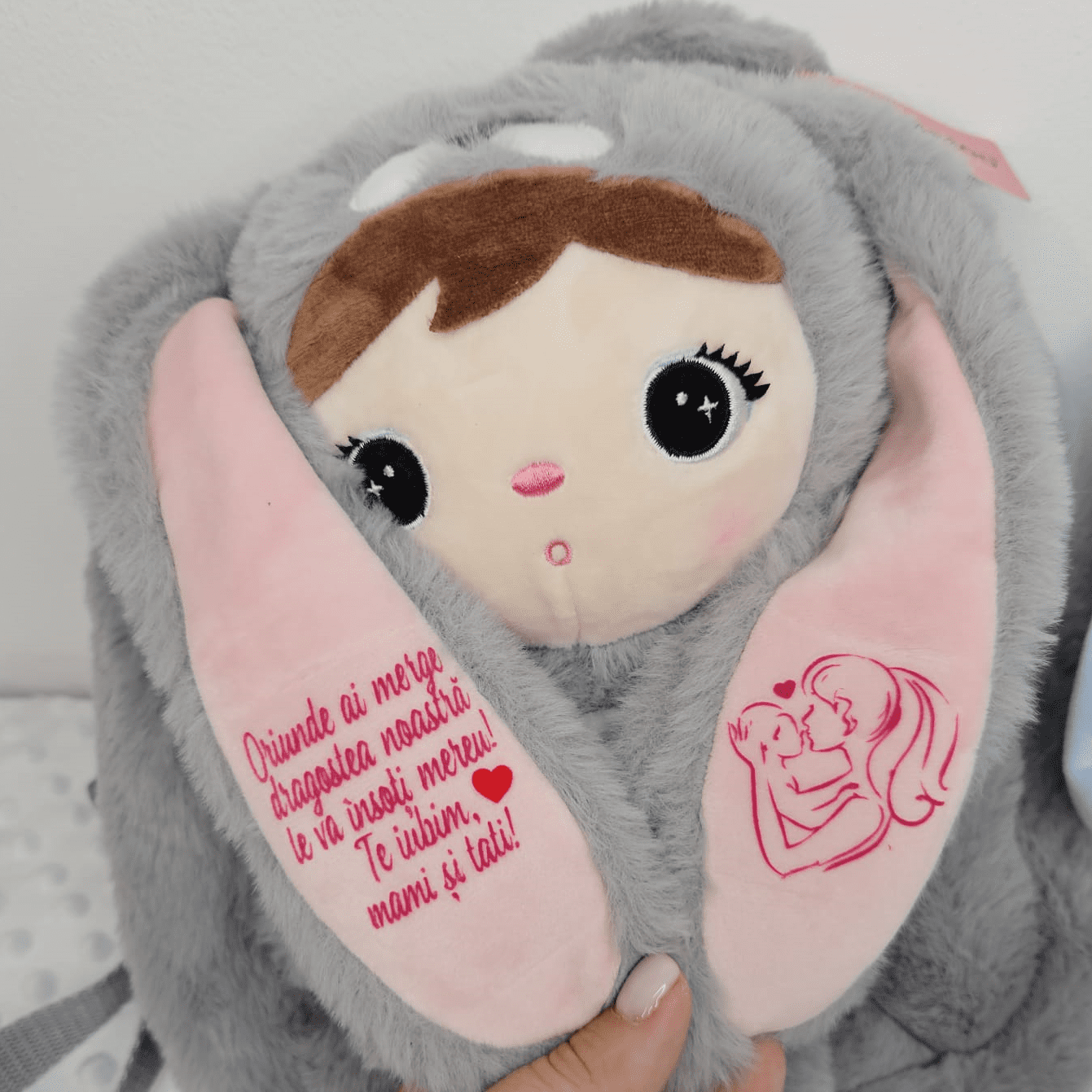 Ghiozdan personalizat Iepuras Pufos Gri cu Papusica Detasabila