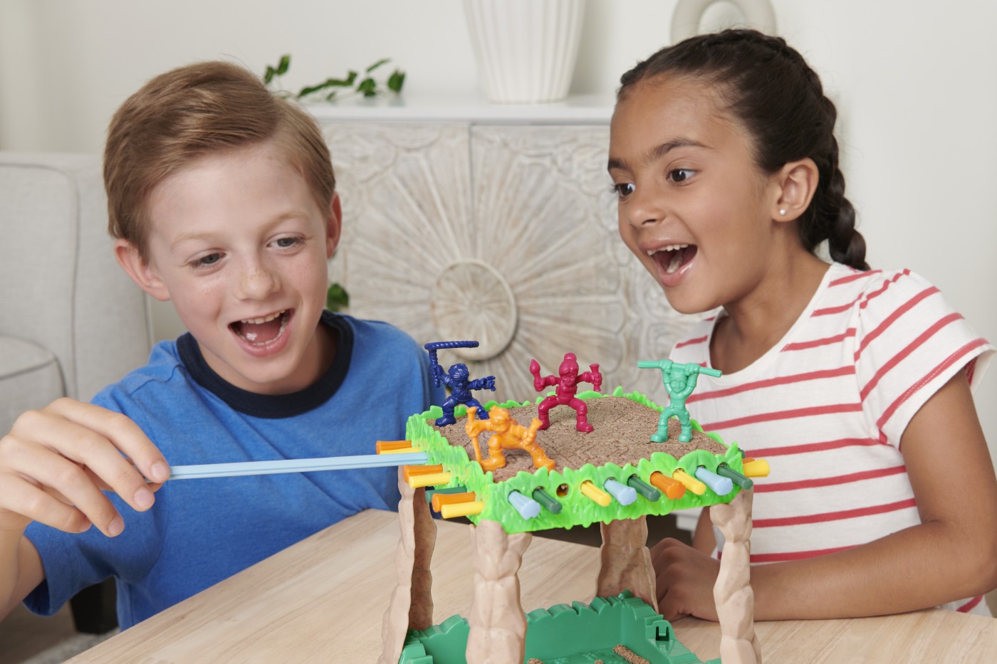 Joc de societate cu nisip kinetic Sink N Sand - poza 2