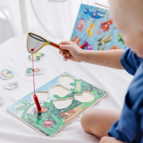 Joc magnetic Prinde insectele, 3 ani+, 10 piese, din lemn - Melissa & Doug - poza 2