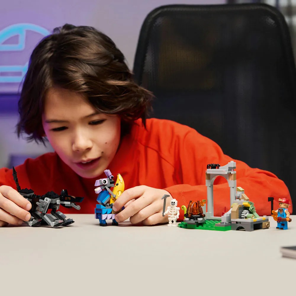 Lego Fortnite Tabara lui Peely si Spark Plug 77075 - poza 5