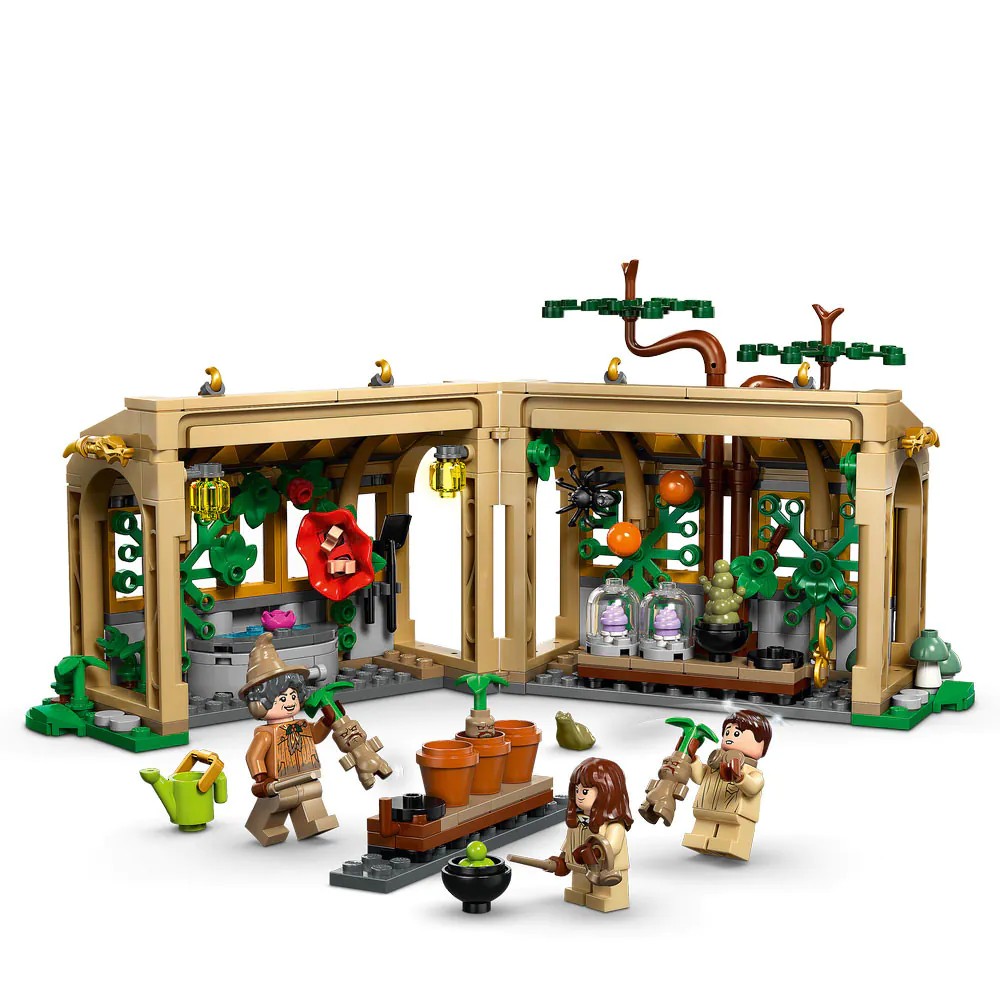 Lego Harry Potter Castelul Hogwarts: Lectia de ierbologie 76445 - poza 3