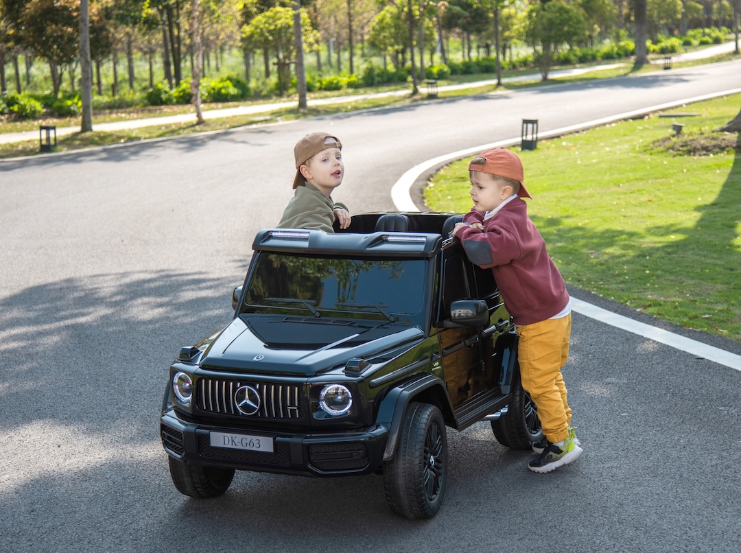 Masina electrica pentru copii cu 2 locuri, Mercedes AMG G63 XXL 24V 800W 4x4 ecran LCD, echipare Lux (G63-mp4) Alb - Autokids.ro - poza 3