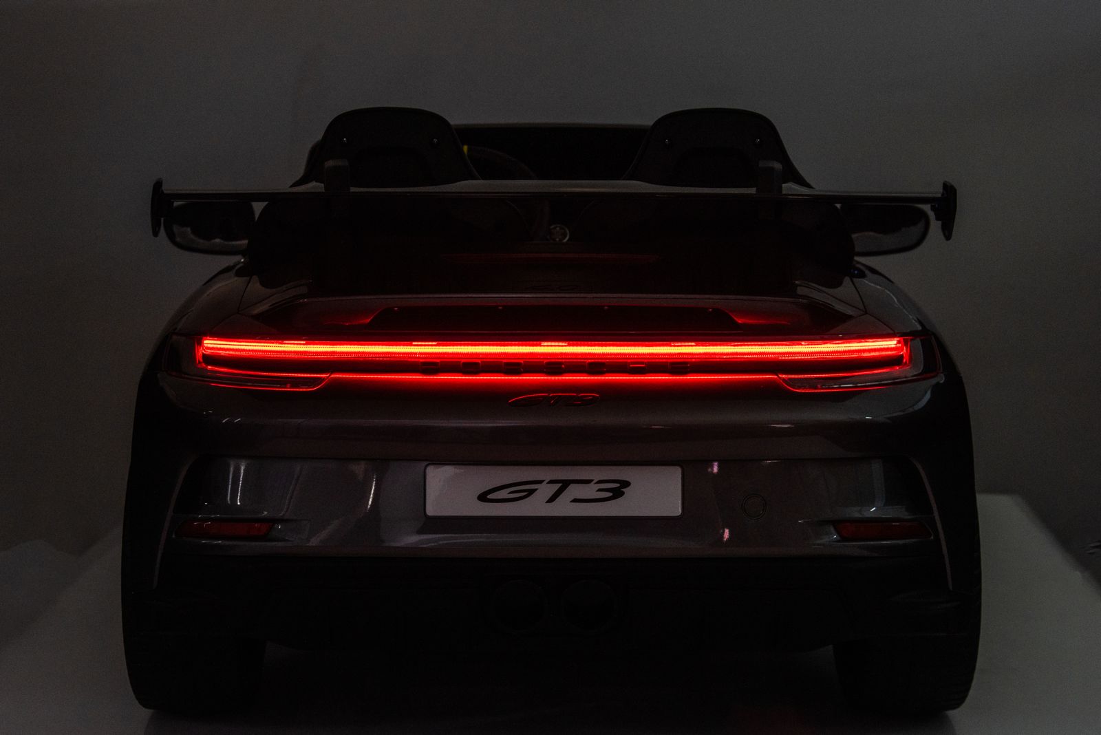 Masina electrica pentru copii cu 2 locuri, Porsche 911 GT3 XXL 24V 640W-brushless, ecran LCD, covorașe si husa cu logo, echipare Lux (P911-mp4) Gri Metalizat - Autokids.ro - poza 5