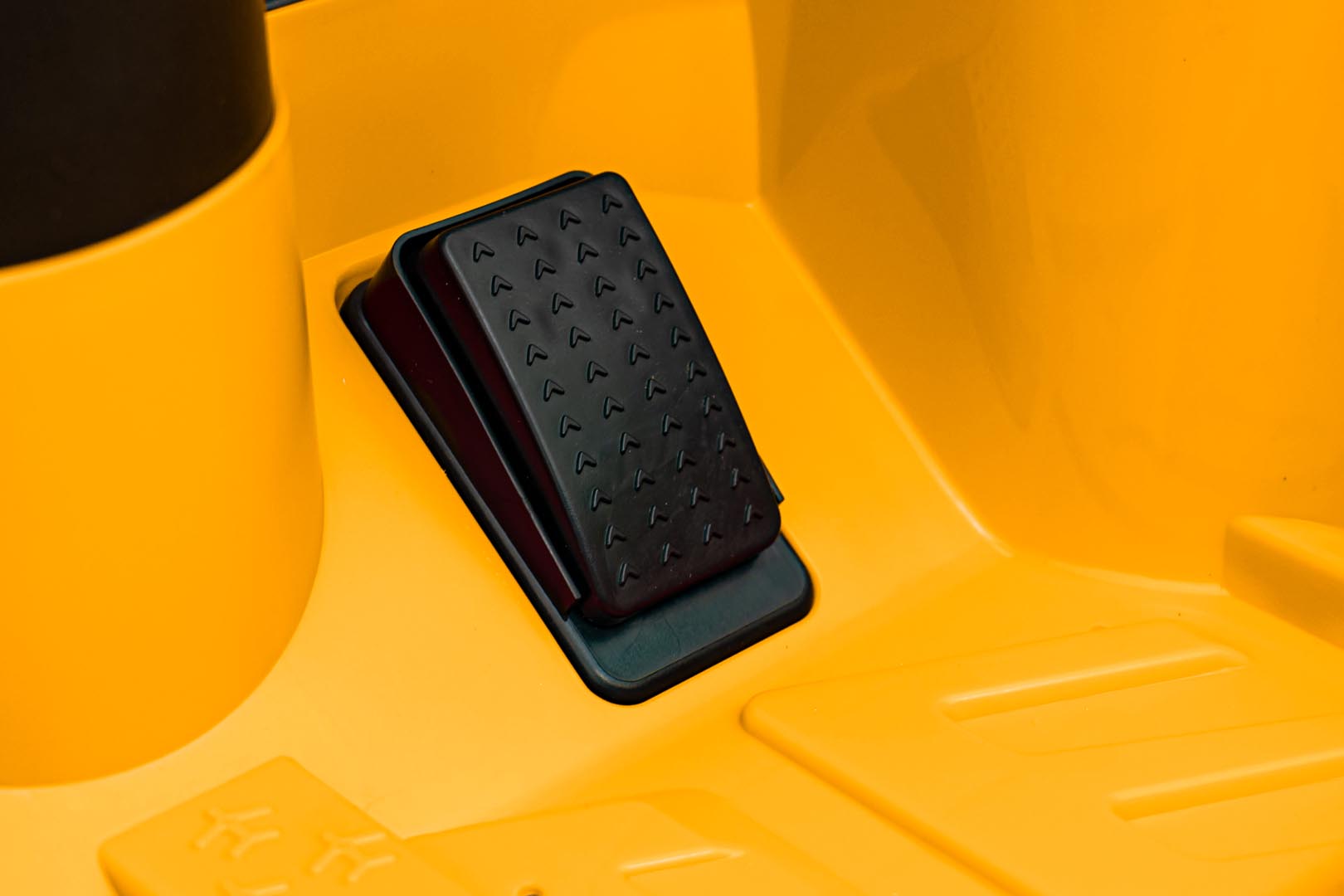 Masinuta electrica pentru copii Audi SQ8 12V (2168) Galben - Autokids.ro - poza 4
