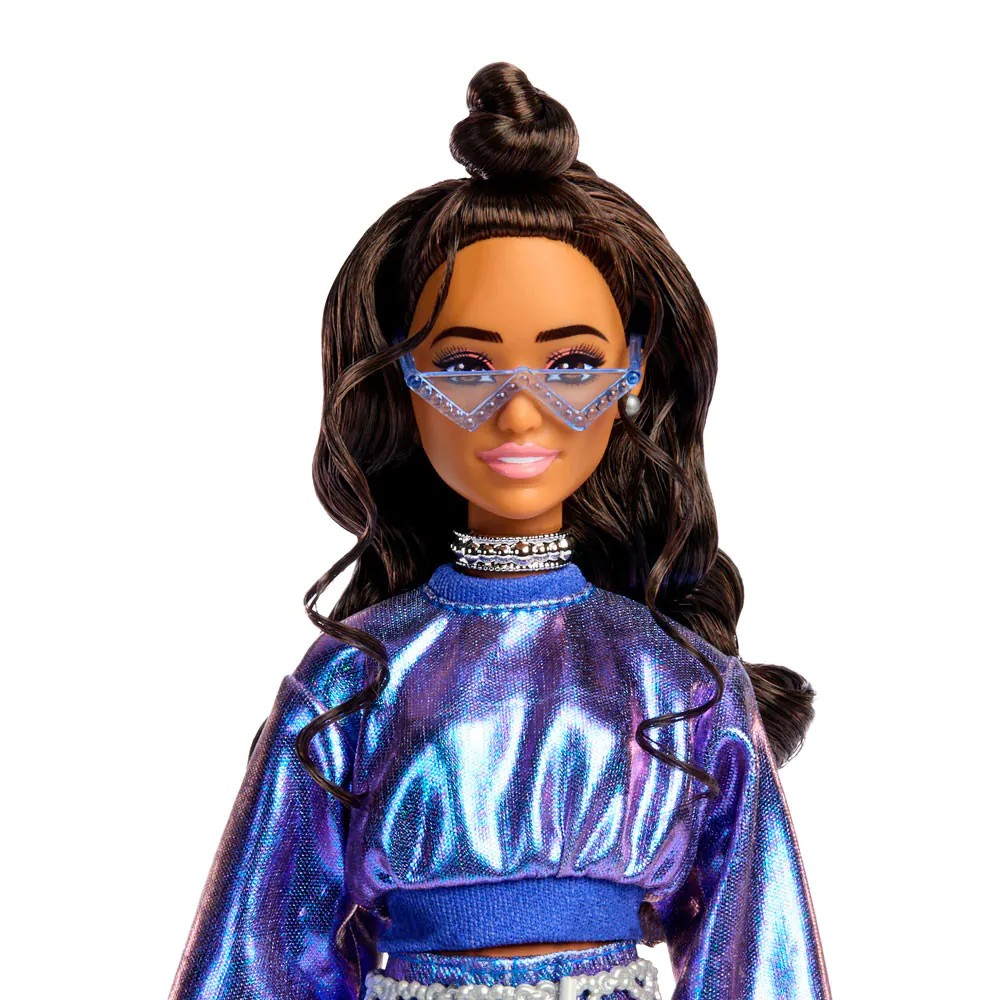 Papusa Barbie Deluxe Style cu tinuta albastra stralucitoare si par castaniu - poza 2