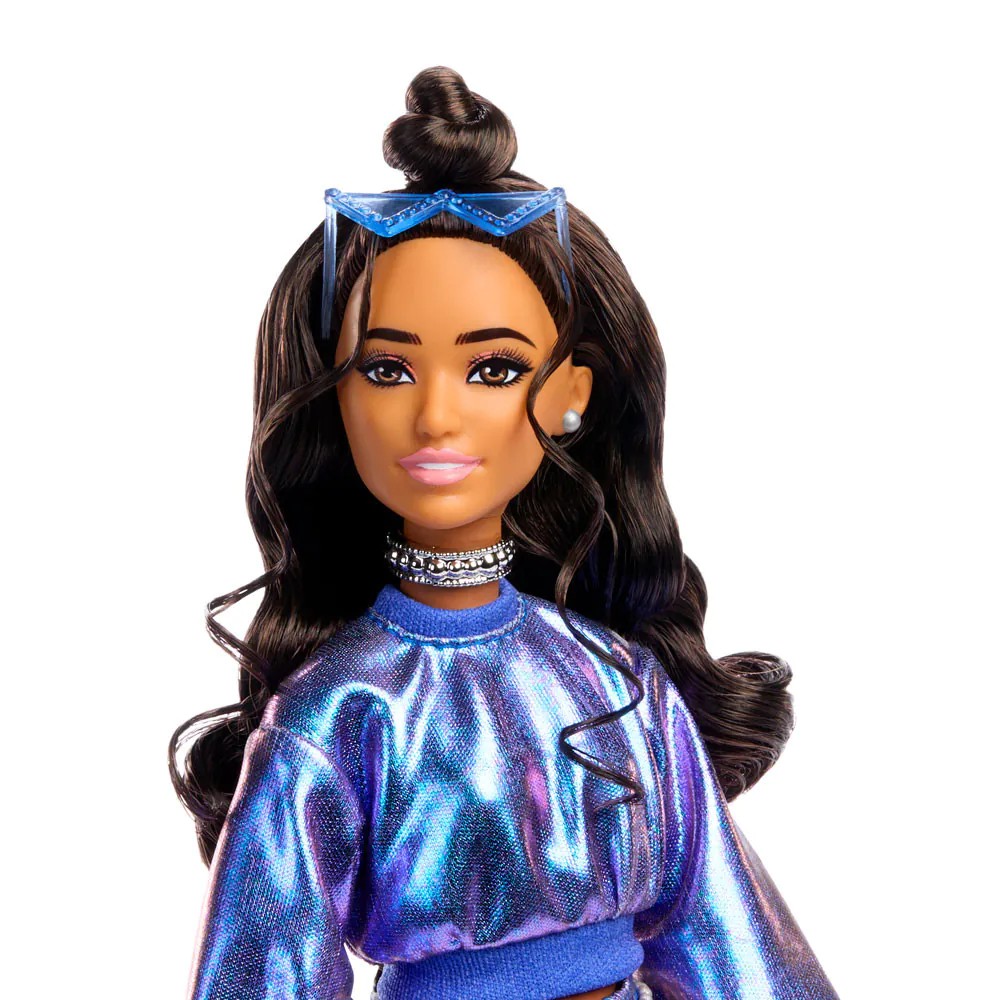 Papusa Barbie Deluxe Style cu tinuta albastra stralucitoare si par castaniu - poza 3