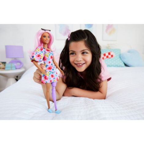 Papusa Barbie Fashionista Cu Par Roz Si Picior Protetic - poza 3