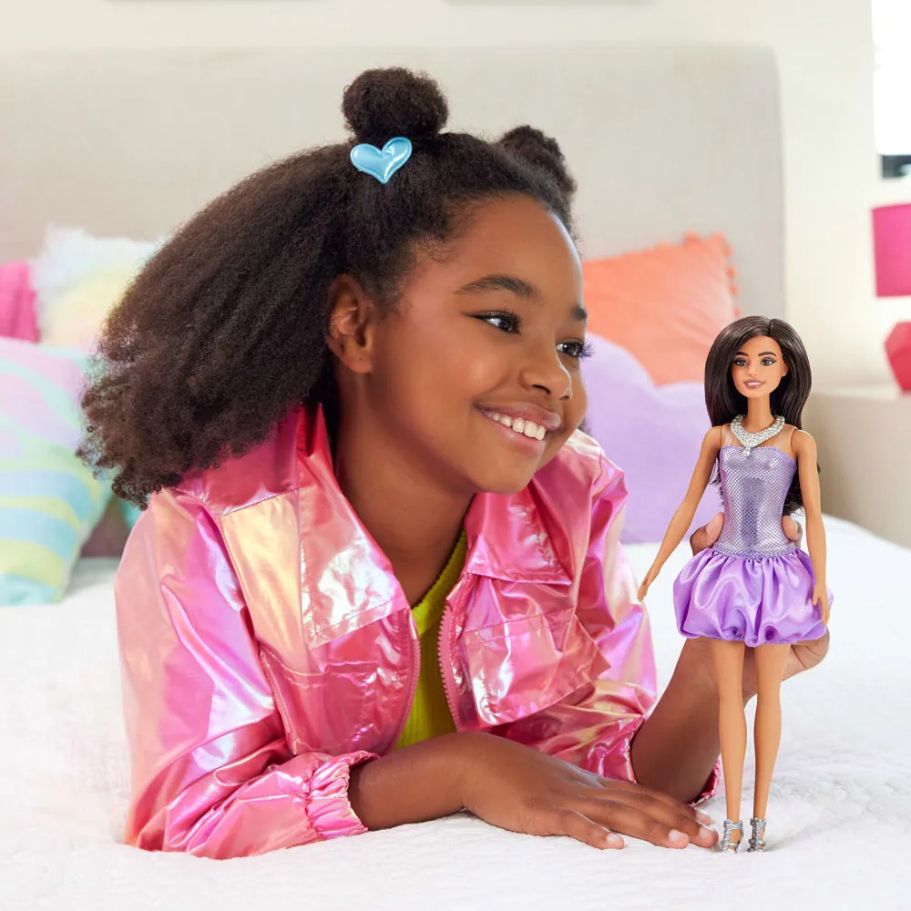 Papusa Barbie Fashionistas cu par castaniu si rochie violet - poza 2