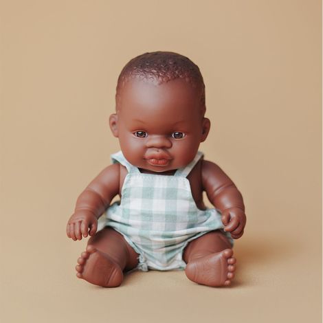 Papusa bebelus baiat african 21 cm cu salopeta pepit, corp parfumat, colectia My Friends and Me - poza 2