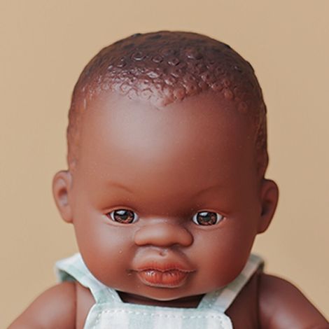 Papusa bebelus baiat african 21 cm cu salopeta pepit, corp parfumat, colectia My Friends and Me - poza 3