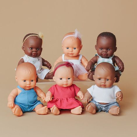 Papusa bebelus baiat african 21 cm cu salopeta pepit, corp parfumat, colectia My Friends and Me - poza 5