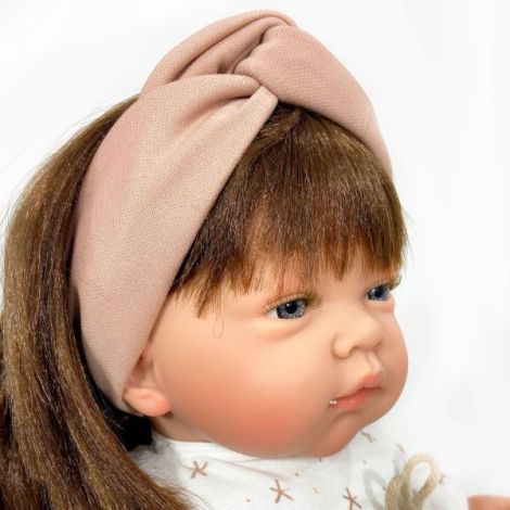 Papusa Nines D'Onil, Celia, cu parul saten, cu rochie alba, cu miros de vanilie, 45 cm - poza 2