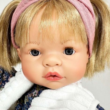Papusa Nines D'Onil, Joy, cu parul blond, cu vesta alba, cu miros de vanilie, 37 cm - poza 2