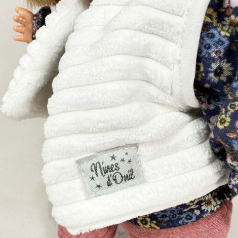 Papusa Nines D'Onil, Joy, cu parul blond, cu vesta alba, cu miros de vanilie, 37 cm - poza 3