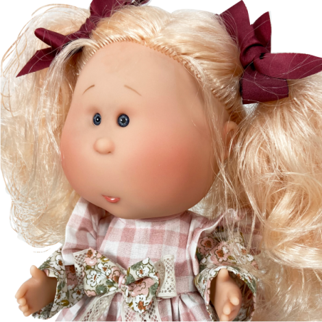 Papusa Nines D'Onil, Mia, cu parul blond si funde rosii, cu articulatii, cu miros de vanilie, 30 cm - poza 3