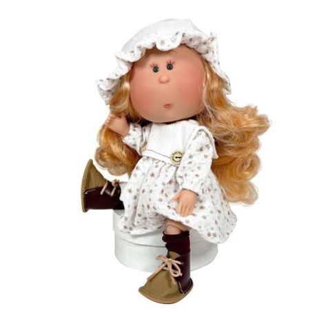 Papusa Nines D'Onil, Mia, cu parul portocaliu, cu palarie alba, cu articulatii, cu miros de vanilie, 30 cm - poza 4