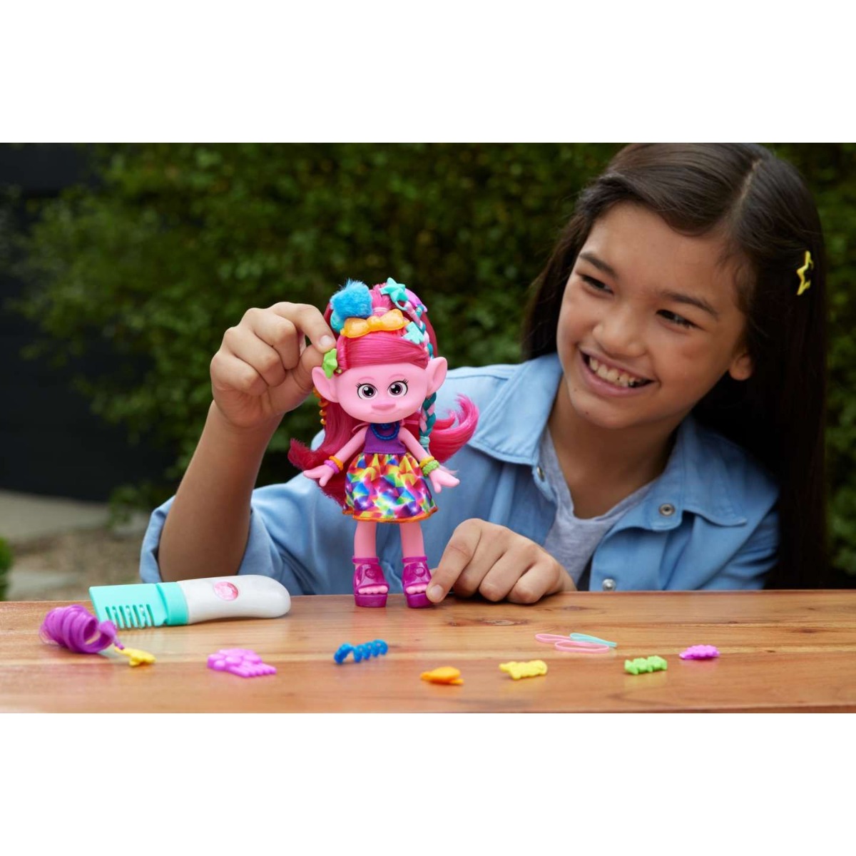 Papusa Trolls Band Together Hair-tastic Queen Poppy 20 cm cu 15 accesorii - poza 3