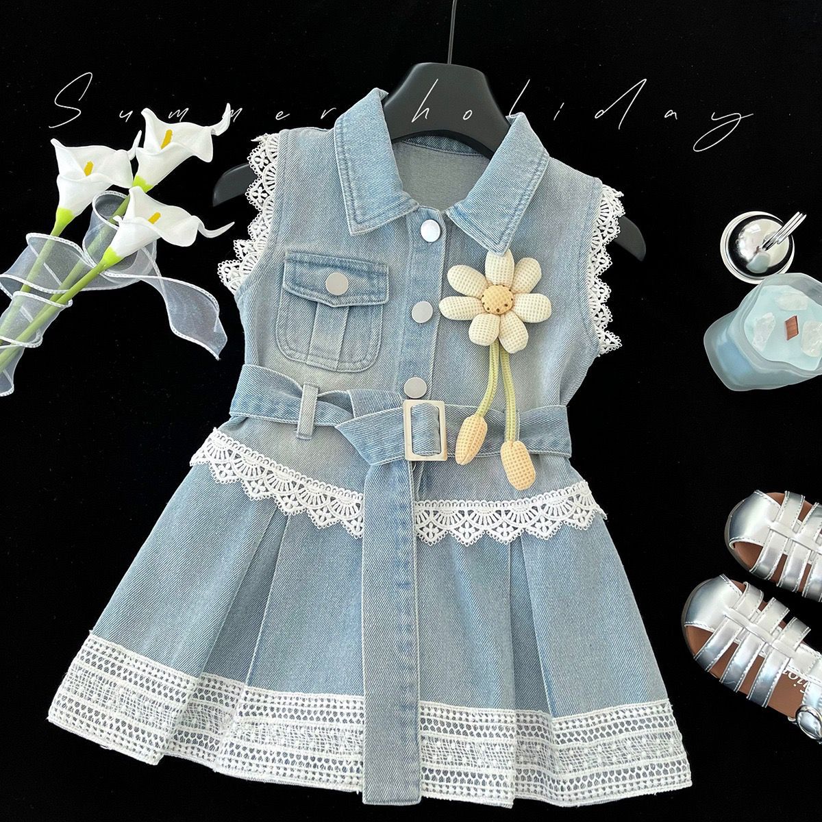 Rochie Blugi Fetițe Denim cu Dantelă Albă și Curea Victoria - 5-6 ani - poza 1