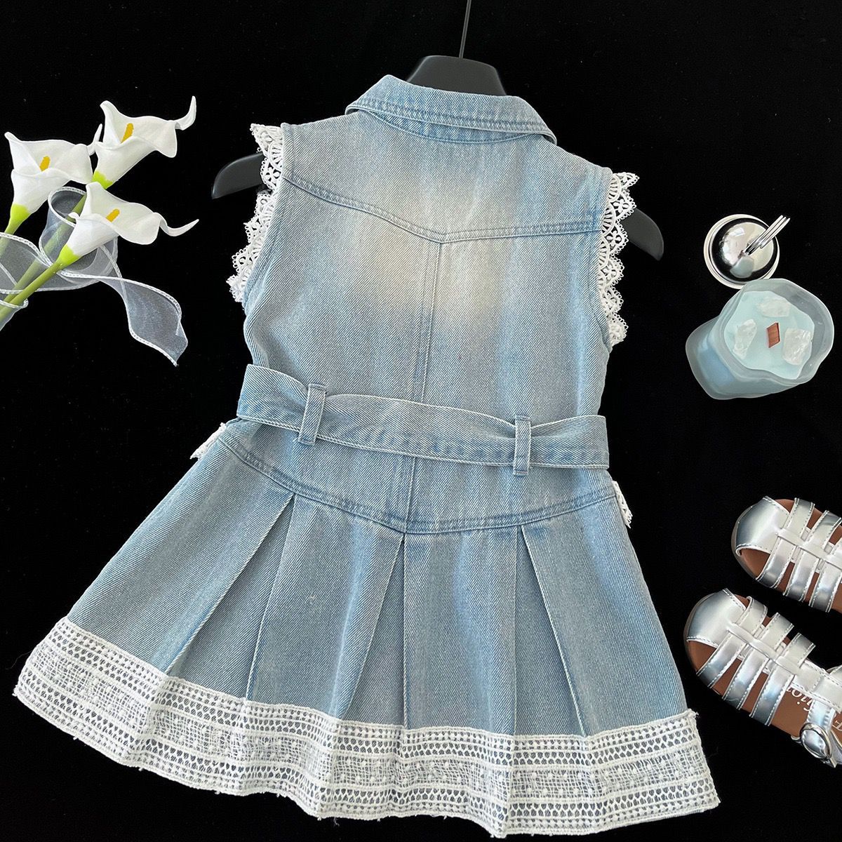 Rochie Blugi Fetițe Denim cu Dantelă Albă și Curea Victoria - 5-6 ani - poza 2
