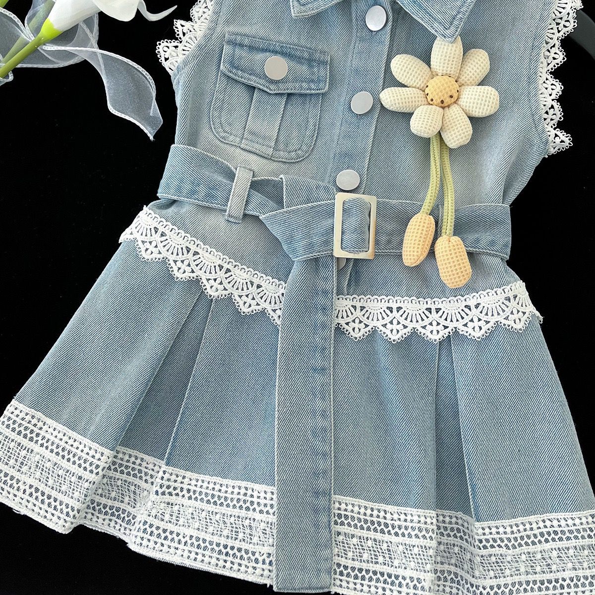 Rochie Blugi Fetițe Denim cu Dantelă Albă și Curea Victoria - 5-6 ani - poza 3