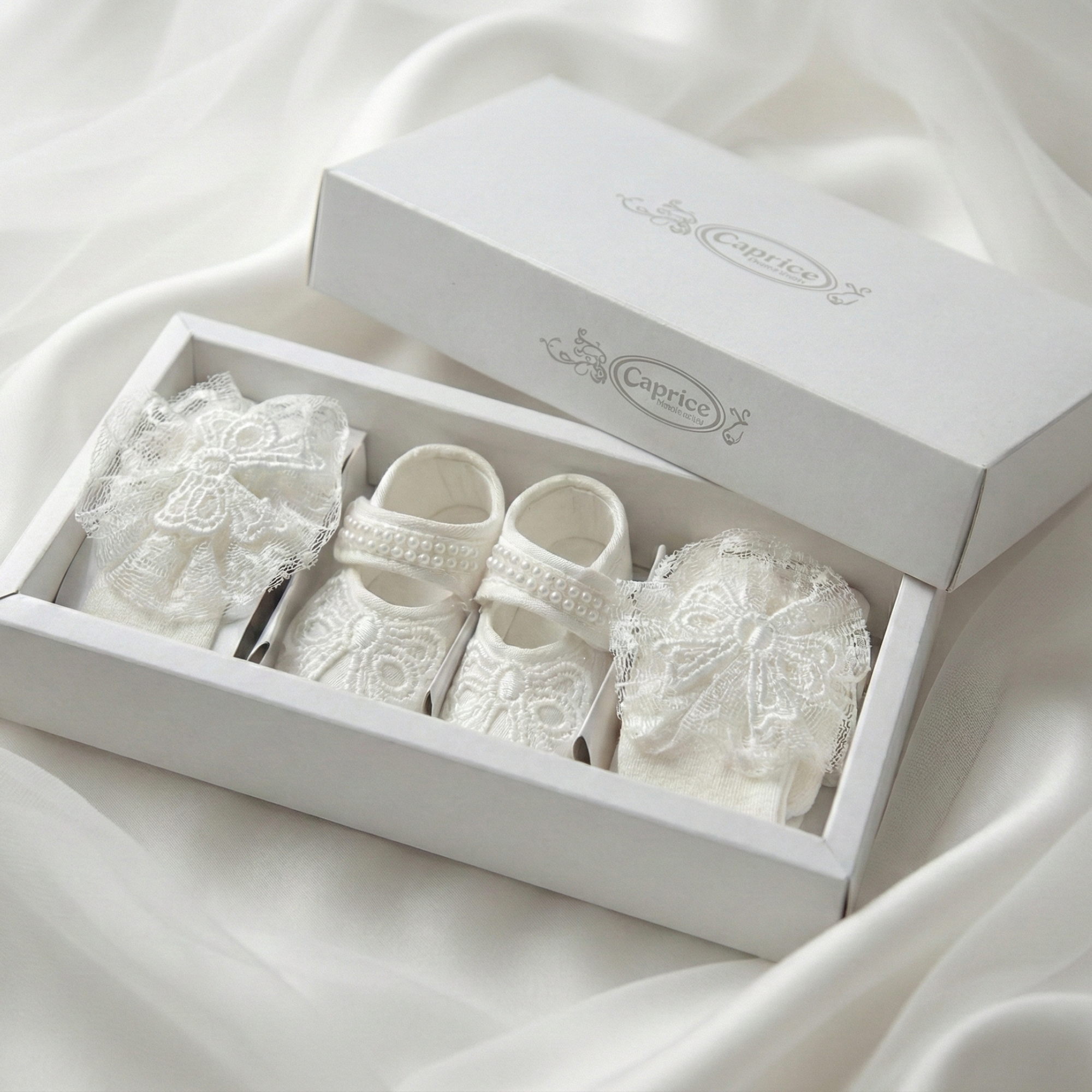 Set Alb Fetițe 3 Piese – Botoșei, Bentiță și Dresuri Elegante - poza 1