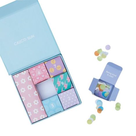 Set cadou bratara si charmuri - Calendar pentru sarbatorit evenimente - Cool To Be Kind - poza 2