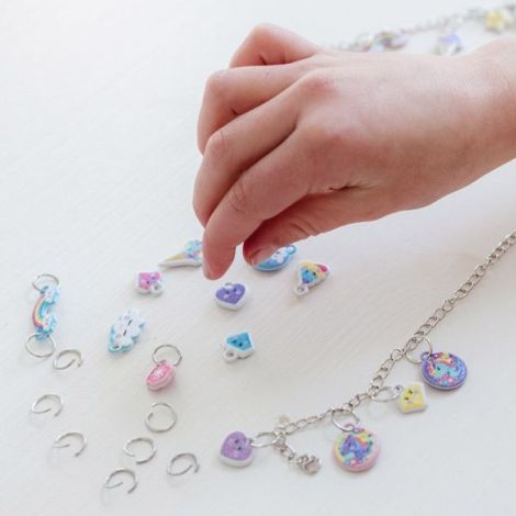 Set creativ DIY Bratari cu pandantive moi - poza 5
