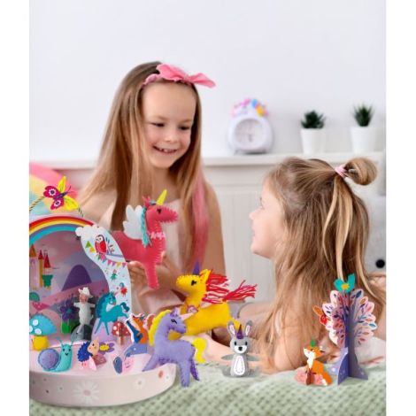 Set creativ DIY portabil - Lumea Fantastica a Unicornilor cu activitati de cusut, construit si joc de rol - poza 2