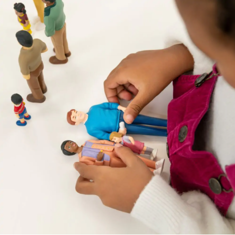 Set de 9 figurine Familia - diversitate si integrare etnica, cu rol didactic - poza 3